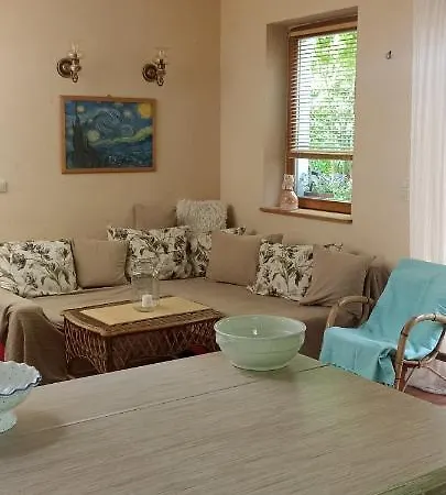Barackvirag Apartmanhaz פוניארצוושהג'