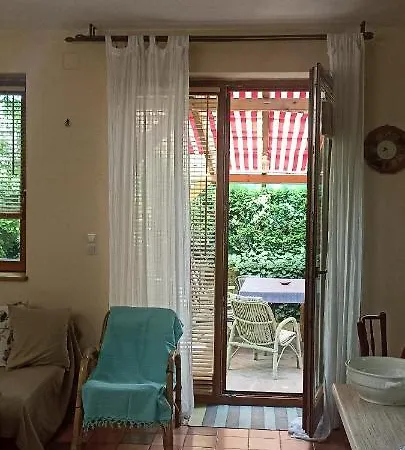 Barackvirag Apartmanhaz דירה *