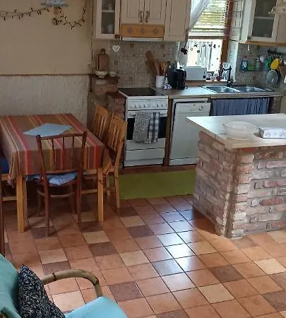 Barackvirag Apartmanhaz شقة